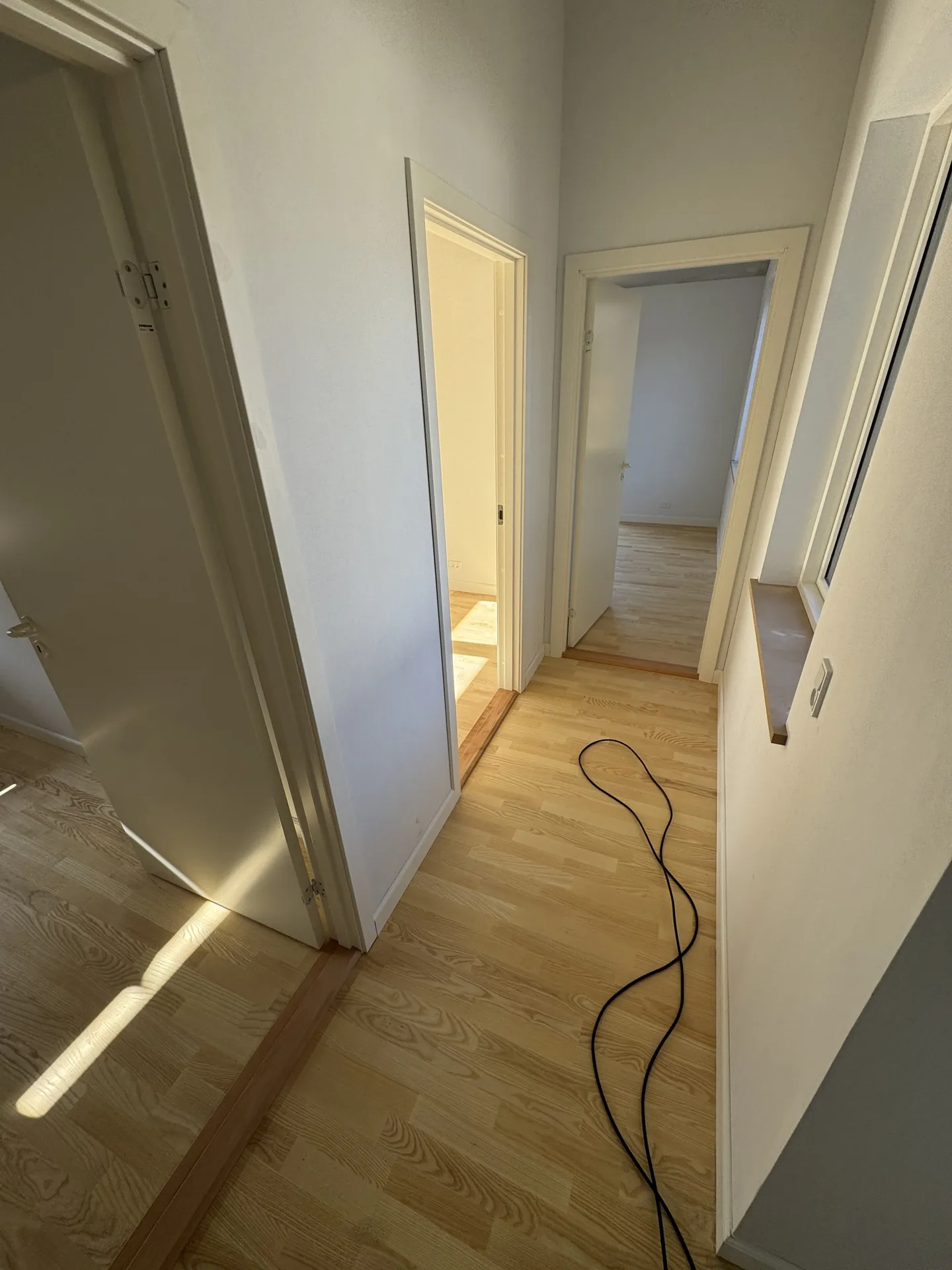 Nyt lyst trægulv i en gang